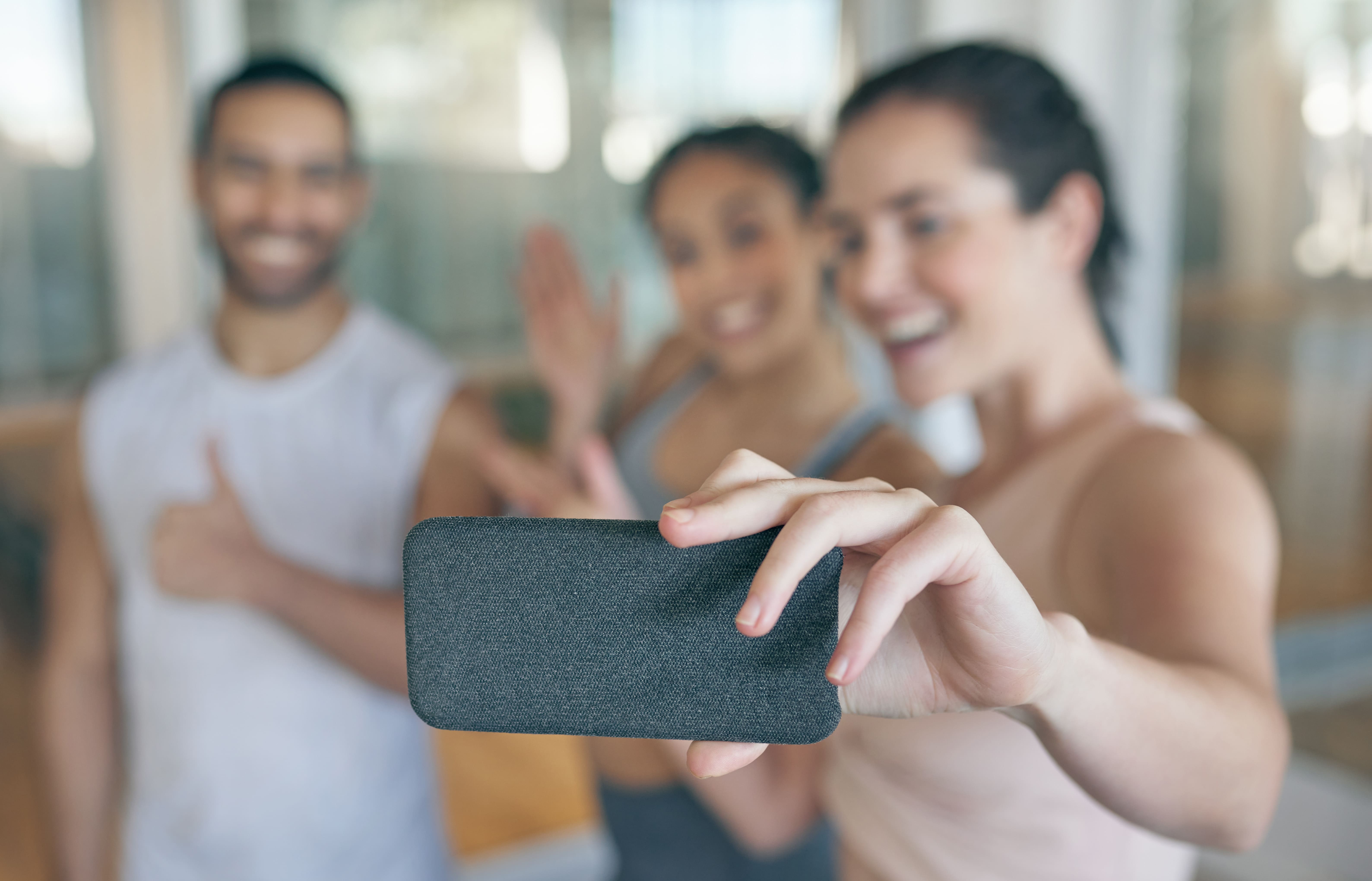 3 Personen, die ein Selfie von sich machen
