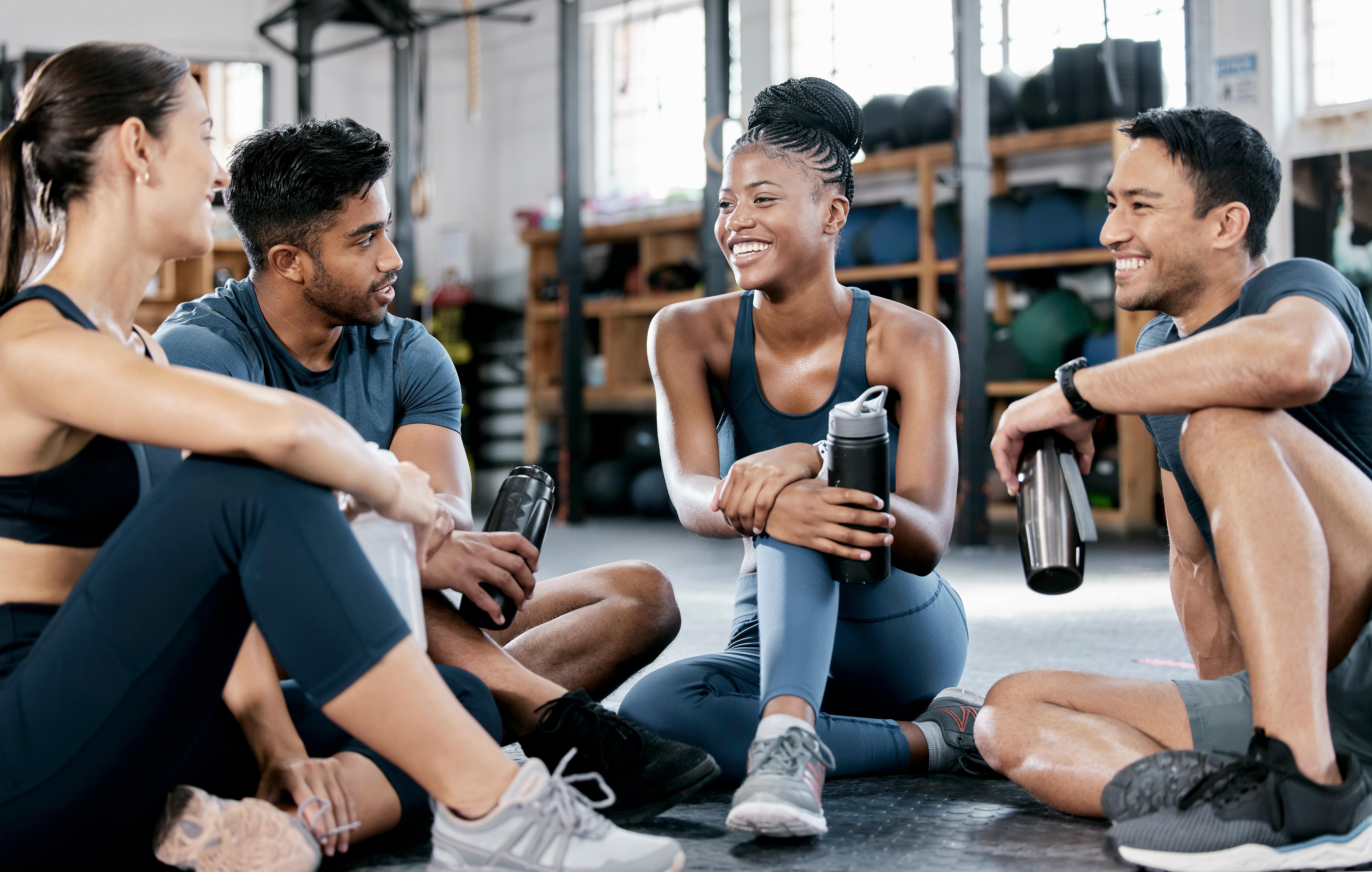 Lachende Menschen im Fitnessstudio