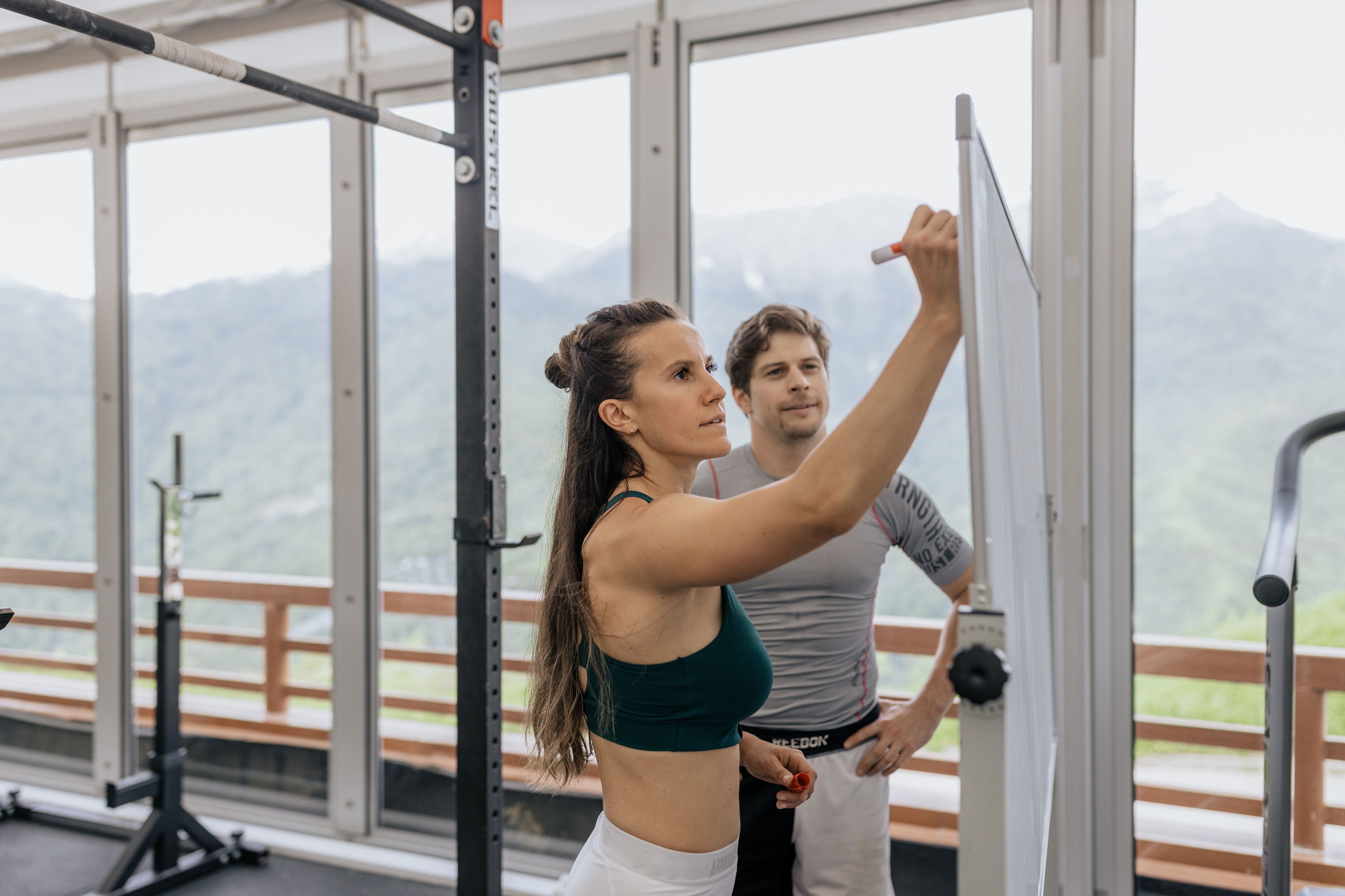 Eine Frau und ein Mann in einem Fitnessstudio