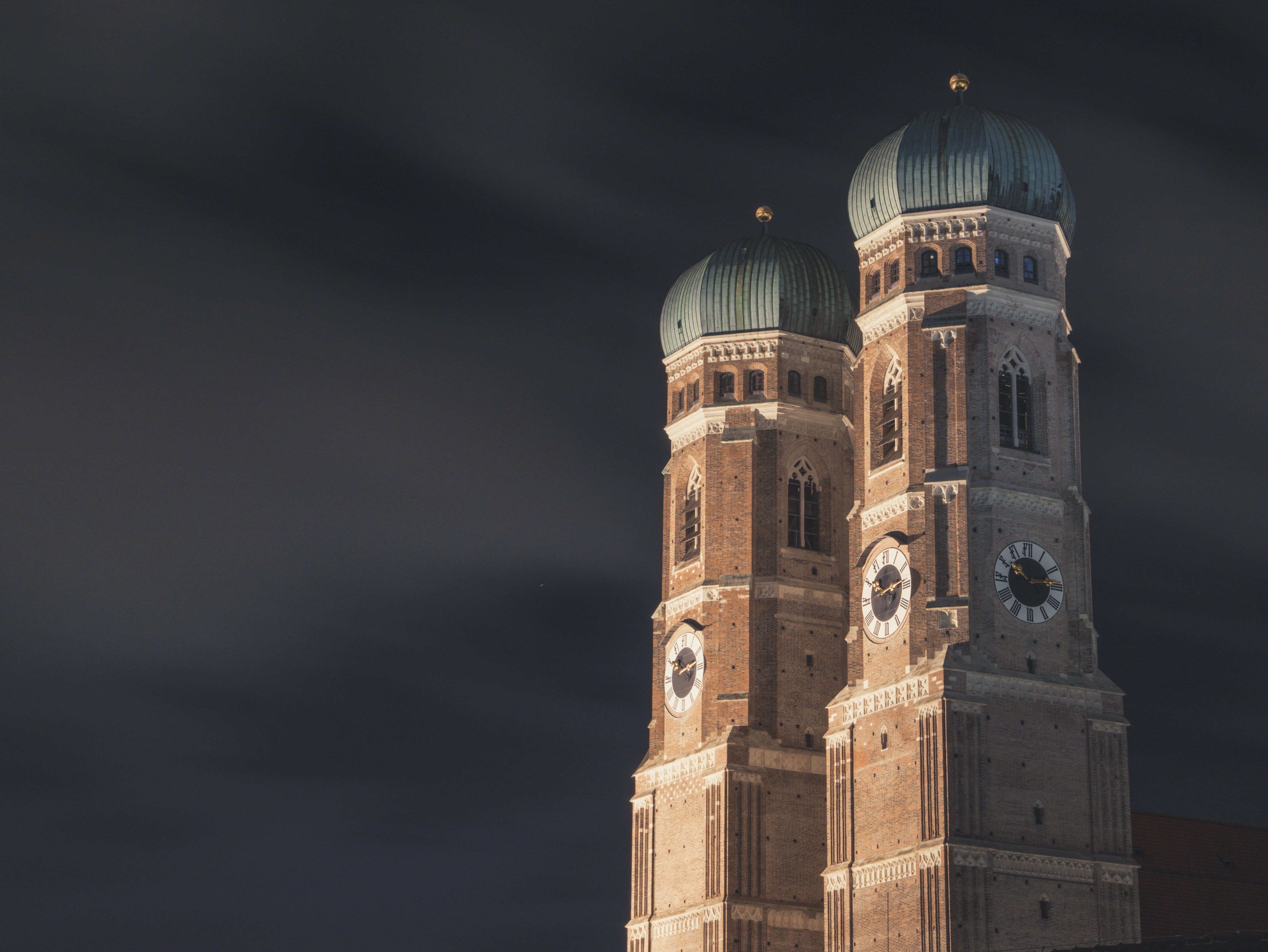 Nachtansicht der beleuchteten Türme der Frauenkirche