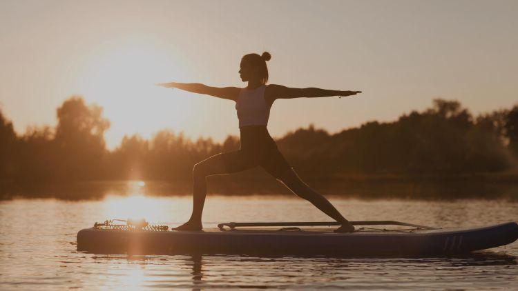 Frau auf SUP Board